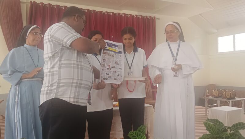 പ്രമാണം:23008-Little kites22.jpg