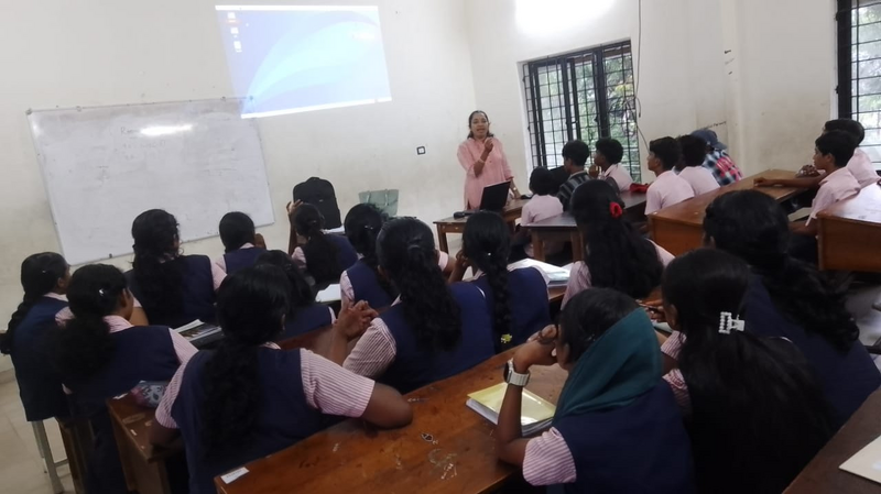 പ്രമാണം:25104- EKM-Little kite1.png