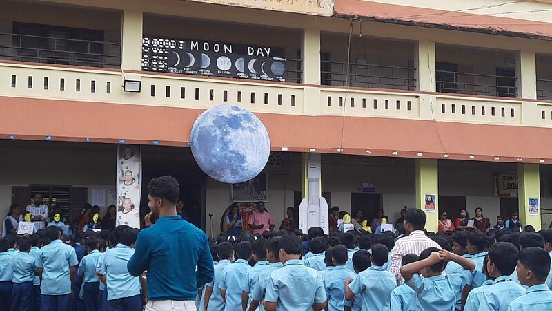 പ്രമാണം:42041 moon day 1.jpg