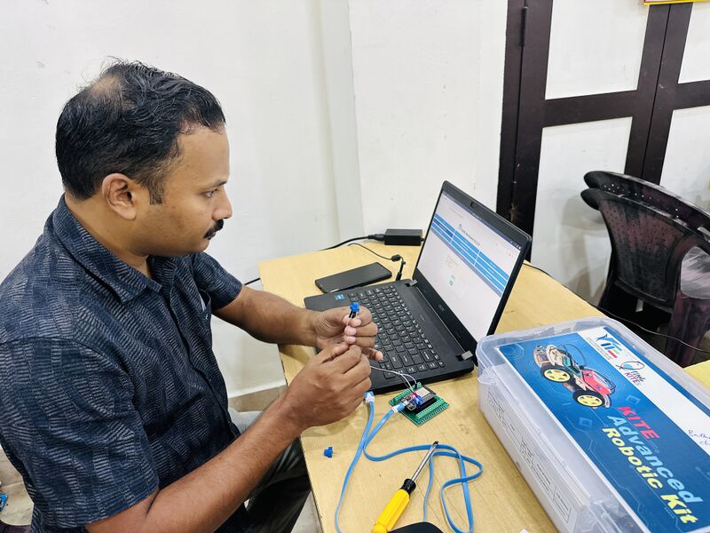 പ്രമാണം:Drcmlp-feb24-adv rob kit-13.jpg