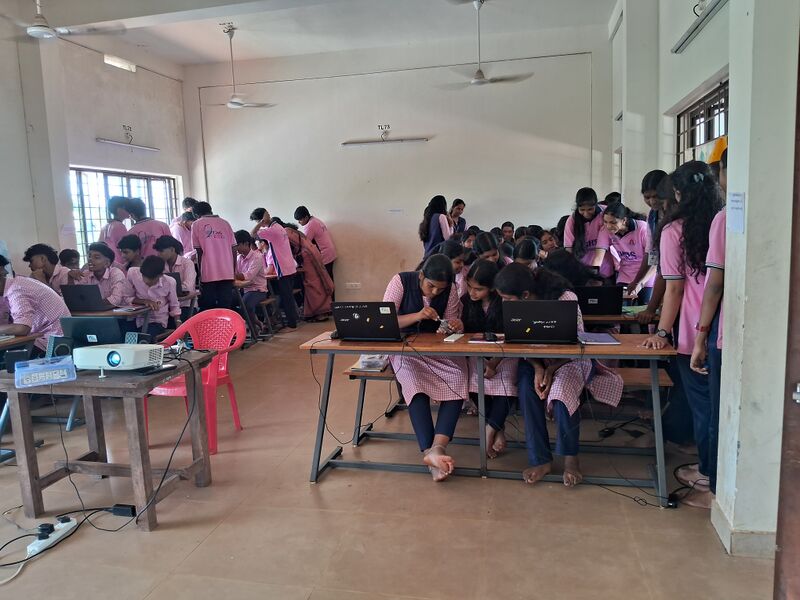 പ്രമാണം:12044 robotics class.jpg