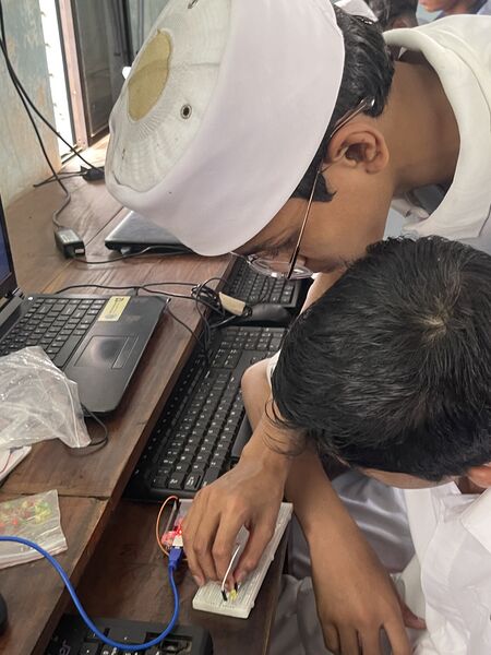 പ്രമാണം:19083 robotic class 2.jpg