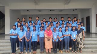 2025-2028 ബാച്ചിലെ കുട്ടികൾ കൈറ്റ് മാസ്റ്റർ സബിത ബൈജുവിനോടൊപ്പം