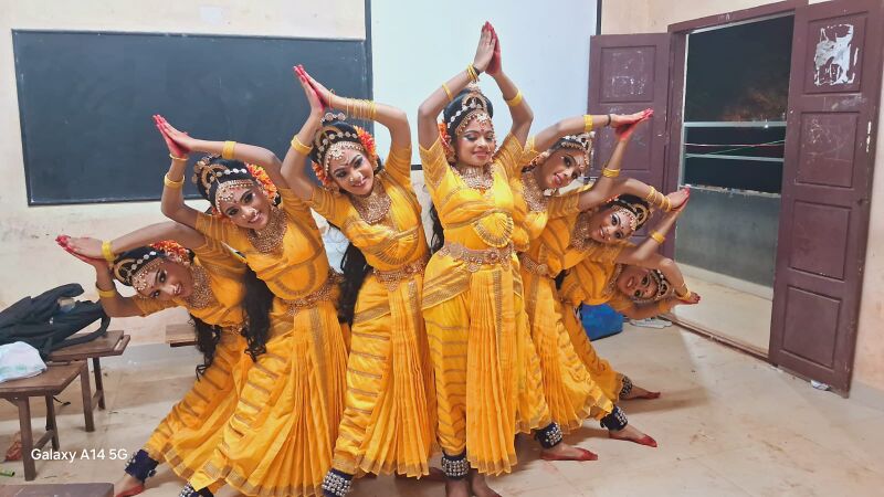 പ്രമാണം:29040-Group Dance-1.jpg