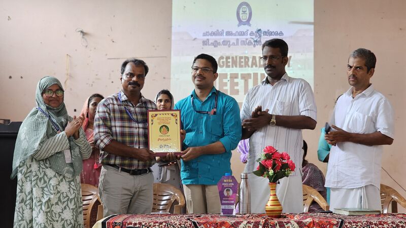 പ്രമാണം:19862 best teacher.jpg