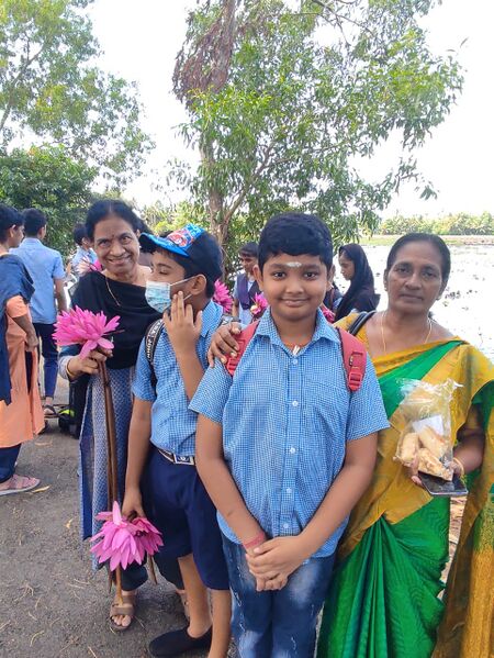 പ്രമാണം:33027 fieldtrip1.jpeg