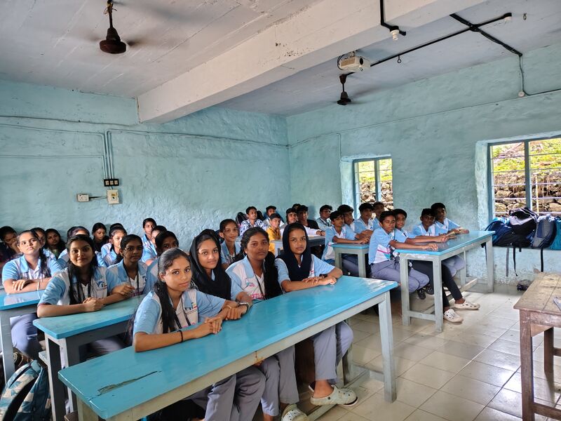 പ്രമാണം:38045 kite class2025.jpg