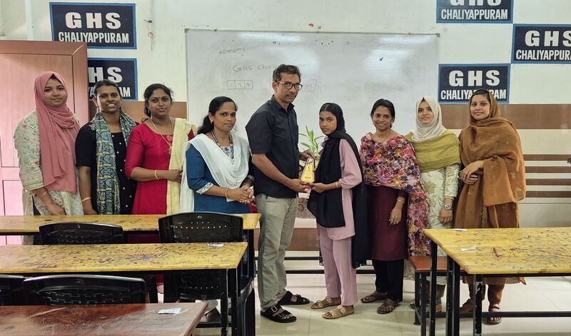 പ്രമാണം:18364 hindi winner.jpg