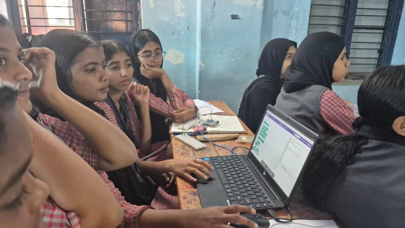 പ്രമാണം:21012-robotic workshop 1.jpeg