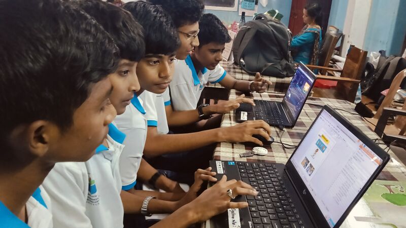 പ്രമാണം:21039.EDITORS AND PHOTOGRAPHY.jpg