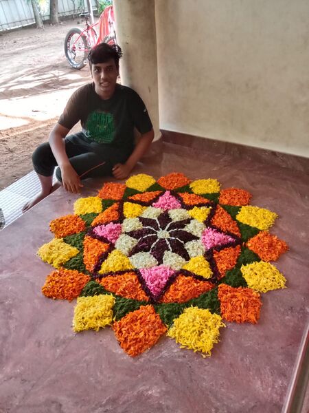 പ്രമാണം:25071 pookkalam 10.jpg