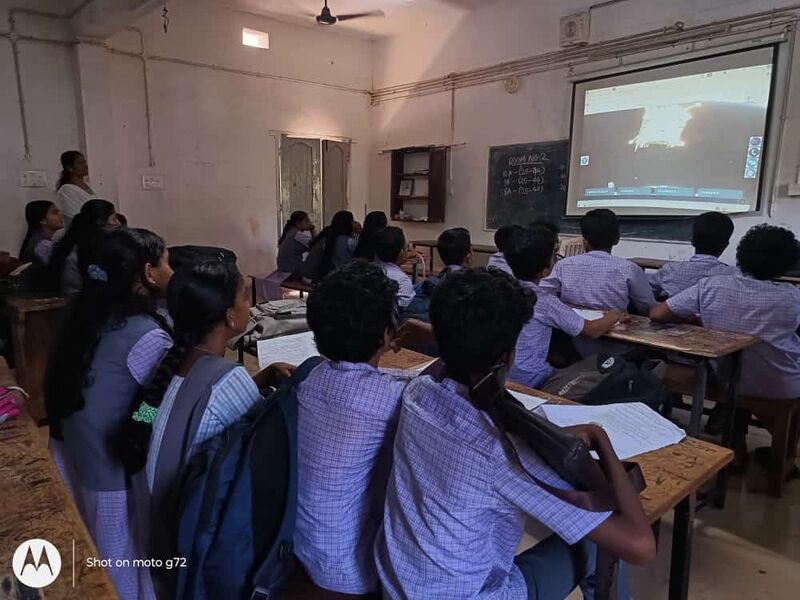 പ്രമാണം:12070 hightech classroom.jpeg