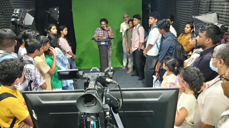 പ്രമാണം:170001 Precamp studio visiting.jpg