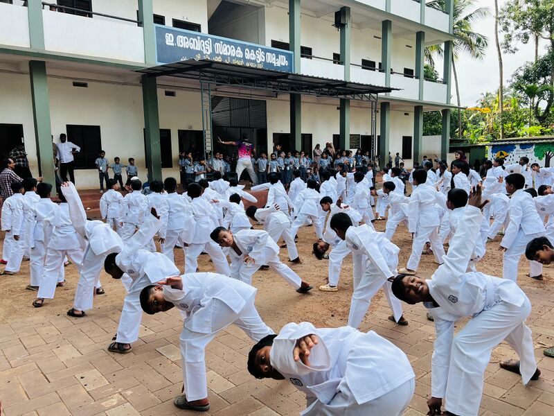 പ്രമാണം:18231amlps karaparamba karate class.jpg