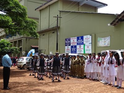 മന്ത്രിയെ സ്വീകരിക്കാൻ  നിൽക്കുന്ന സ്കൂൾ ക്ലബ്ബ് ടീമുകൾ