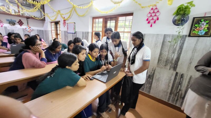 പ്രമാണം:23008-little kites 82.jpg