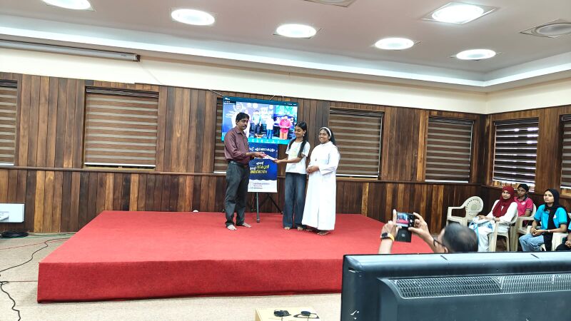 പ്രമാണം:28002Rreels award.jpg