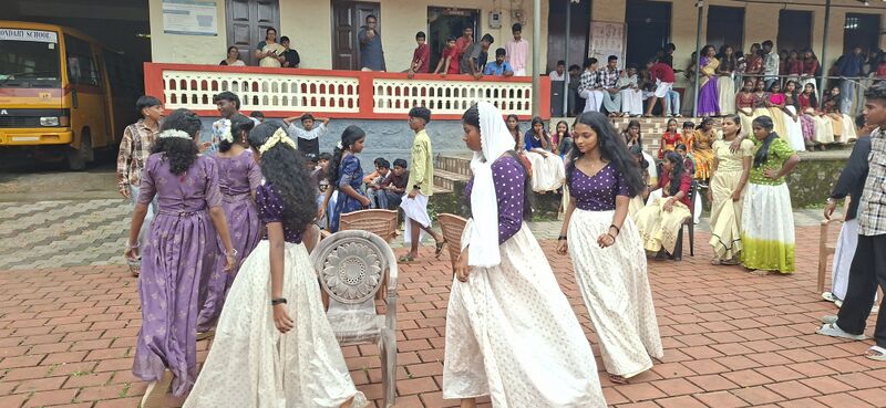 പ്രമാണം:38077 Onam 8 2025.jpg