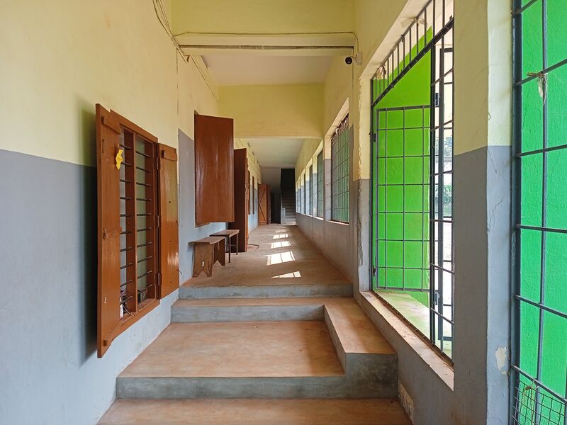 പ്രമാണം:41045-school corridor.resized.jpg