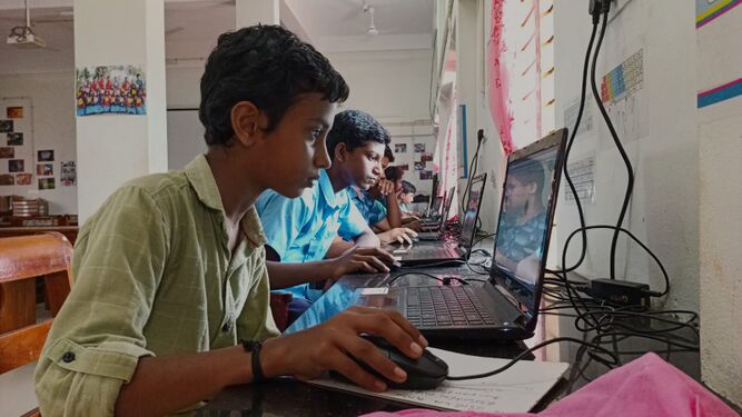 വിദ്യാർഥികൾ ടെസ്റ്റിൽ പങ്കെടുക്കുന്നു