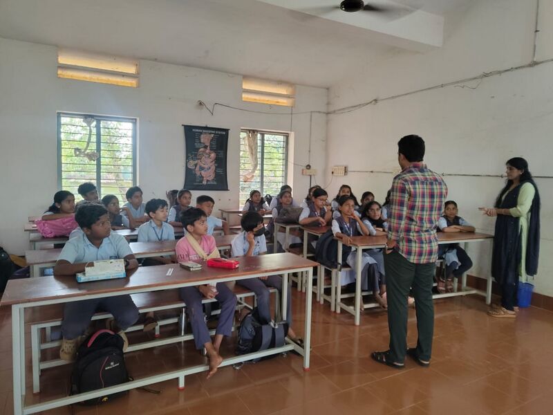 പ്രമാണം:12017 class sabha2.jpg