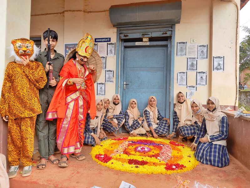 പ്രമാണം:13055 onam20.jpeg