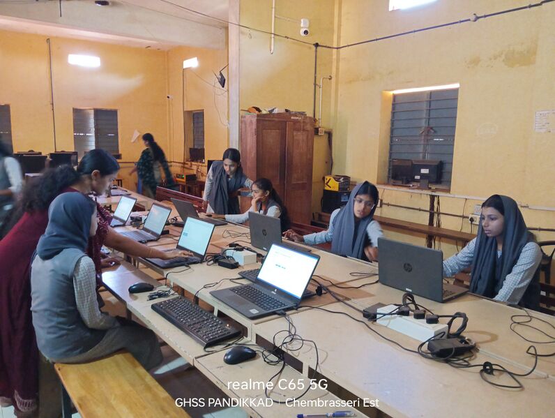 പ്രമാണം:18027-Hitech-computer lab.jpg