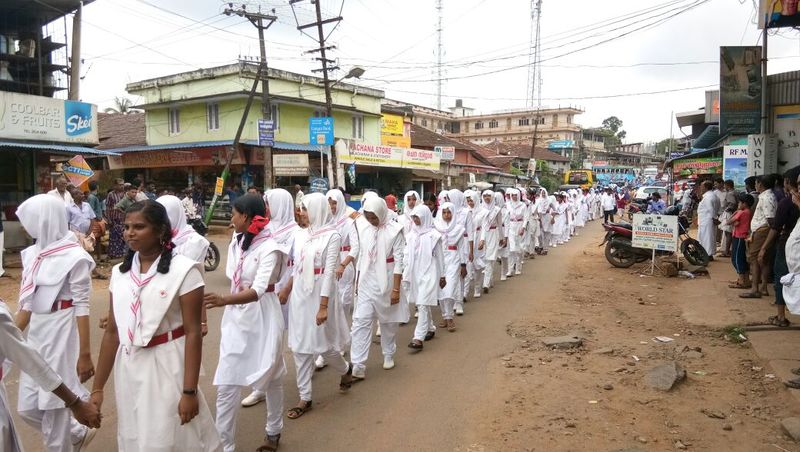 പ്രമാണം:18073 96 juniour red.jpg