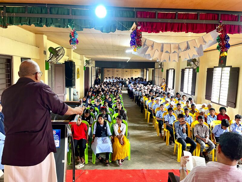 പ്രമാണം:26009 Readingday a.jpg