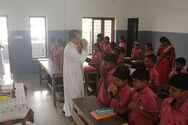 ക്ലാസ് വെഞ്ചിരിപ്പൂ നടത്തുന്നു