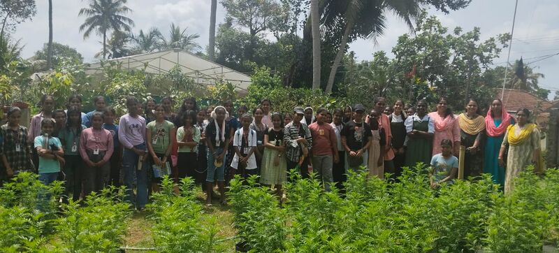 പ്രമാണം:42042 UP FIELD TRIP02.jpg