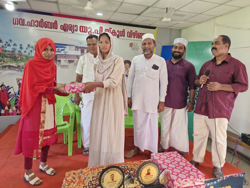 പ്രമാണം:44223 UPAHARAAM TEACH 1.jpg