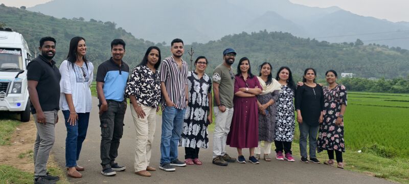 പ്രമാണം:Tour Team Kite.jpg