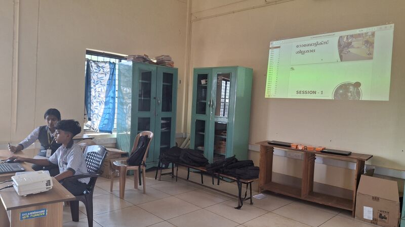 പ്രമാണം:12072 Robotic Class batch 2.jpg