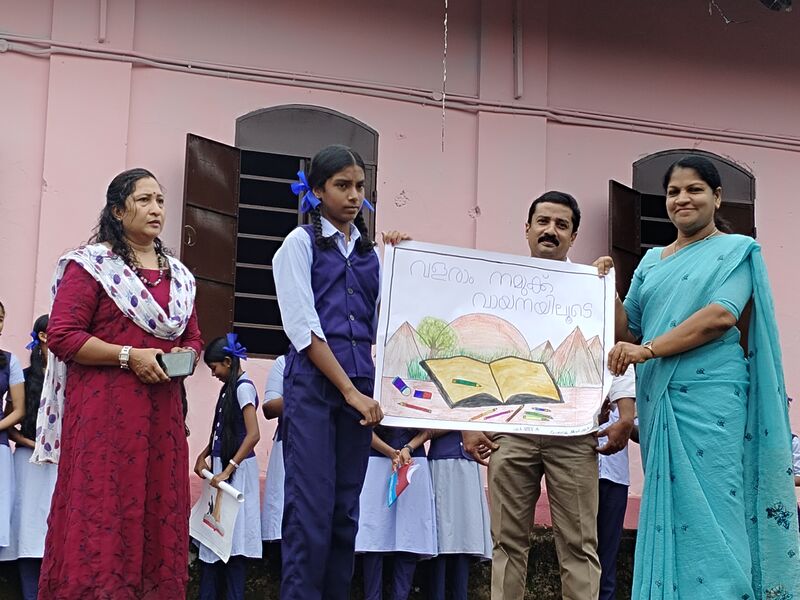 പ്രമാണം:23057 readingday2.jpg