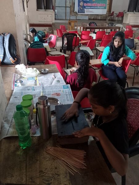 പ്രമാണം:42042 science fair25.jpg