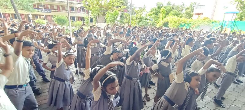 പ്രമാണം:44443 lahari2.jpg