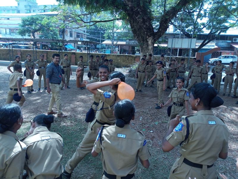 പ്രമാണം:Activity Oriented.jpg