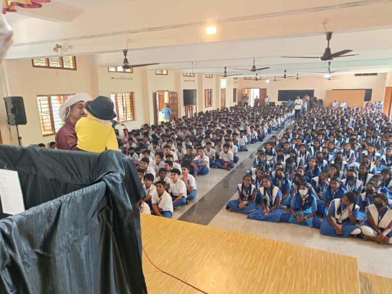 പ്രമാണം:Magicshow aids 22 35052 (6).jpg