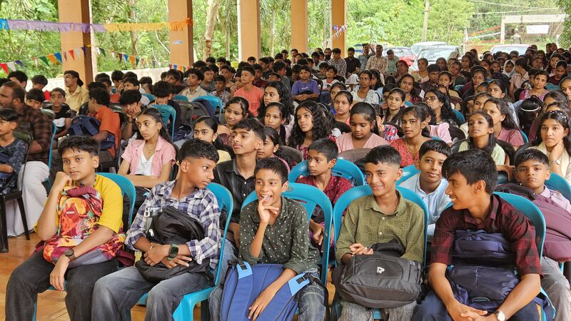 പ്രമാണം:13085 school reopening day.jpg