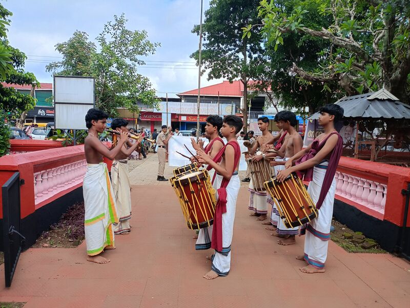 പ്രമാണം:22002pravesanam2.jpeg