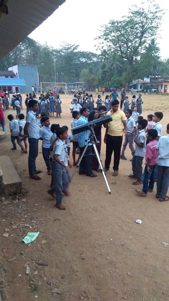 പ്രമാണം:CHANDRAGAHANAM NIREEKSHANAM.jpg