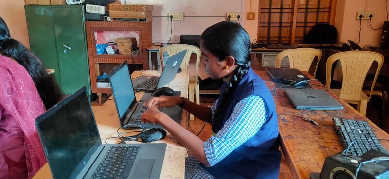 പ്രമാണം:Computer labb1.jpeg