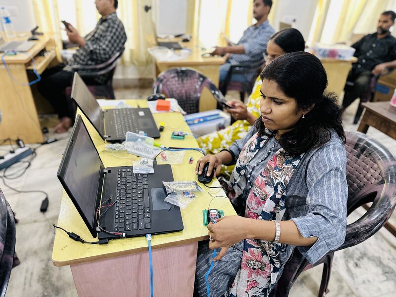 പ്രമാണം:Drcmlp-feb24-adv rob kit-6.jpg