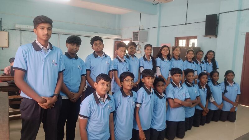 പ്രമാണം:Little Kites Members 1.jpg