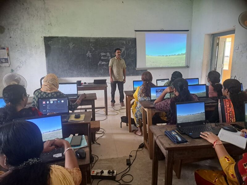 പ്രമാണം:UP ICT Textbook Training.jpg