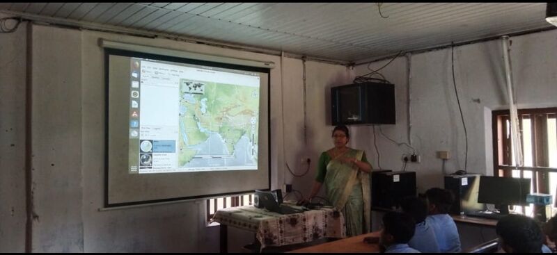 പ്രമാണം:14249 smart classroom3.jpg