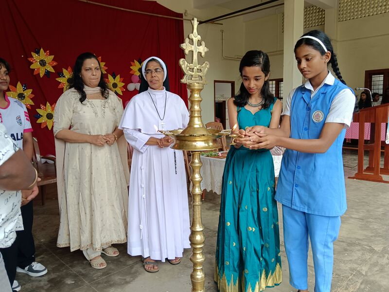 പ്രമാണം:23008 Pravesanolsavam 3.jpg