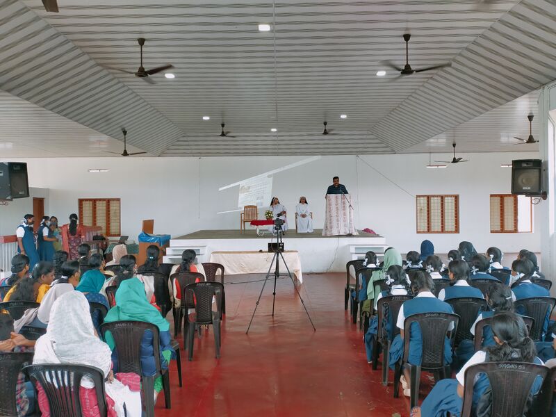 പ്രമാണം:28002-cyberclass12.jpg