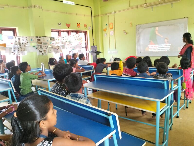 പ്രമാണം:38403CLASS R.jpg